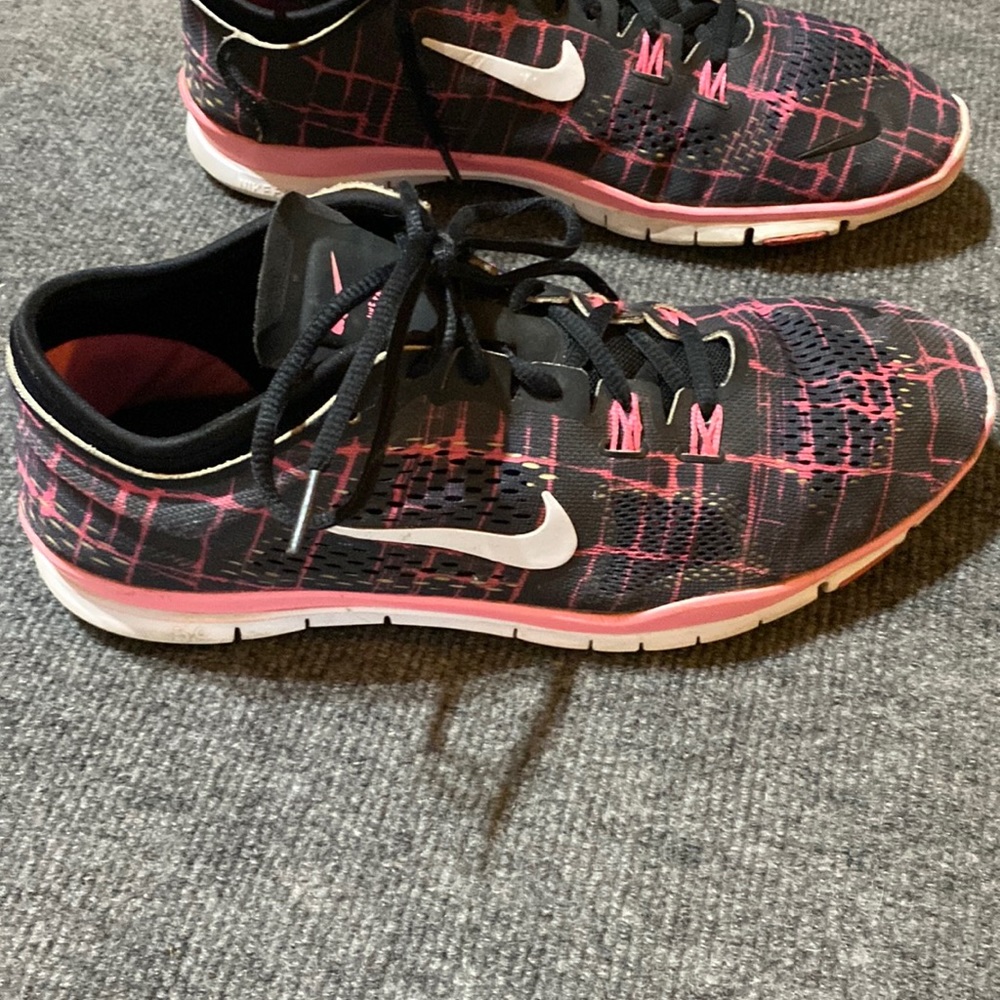 Vintage- 2013-Nike shoes size 11 Pink and Black